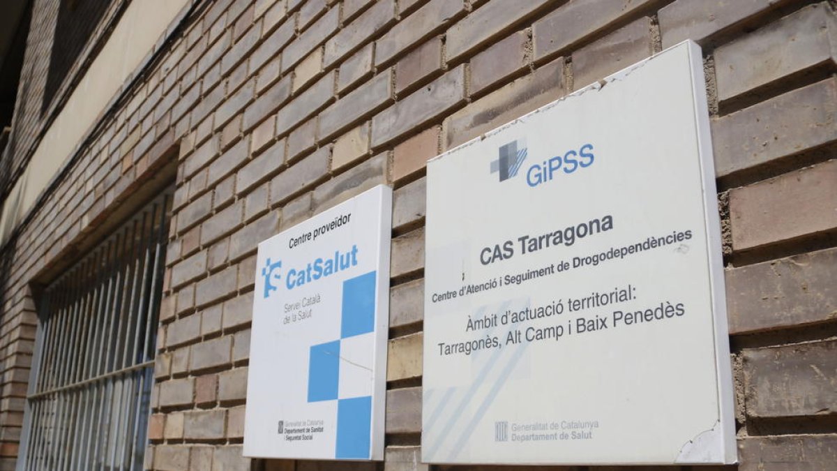 Pla mig de les plaques del Centre d'Atenció i Seguiment de Drogodependències (CAS) de Tarragona.