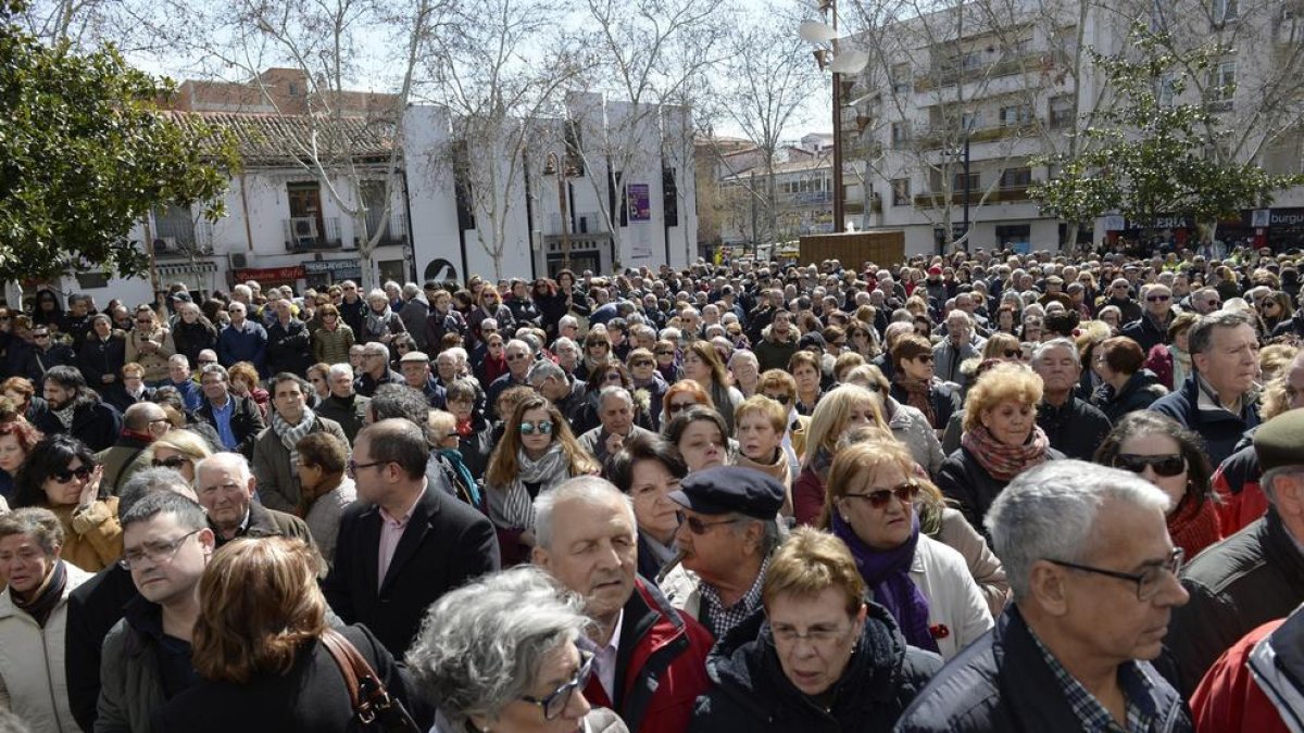 Una multitud de veïns s'ha concentrat davant l'Ajuntament de Getafe per mostrar el seu suport a la mare de les víctimes.