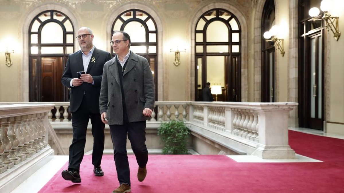 El diputat de Junts per Catalunya, Jordi Turull, amb el portaveu del grup parlamentari, Eduard Pujol), a les escales del Parlament.