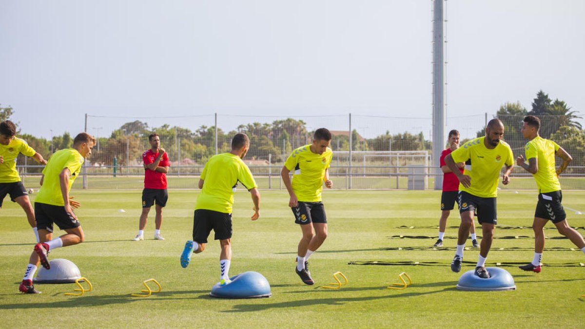 La plantilla reanuda la actividad en el Complex Esportiu Futbol Salou, donde lleva a cabo las sesiones de entrenamiento de la pretemporada.