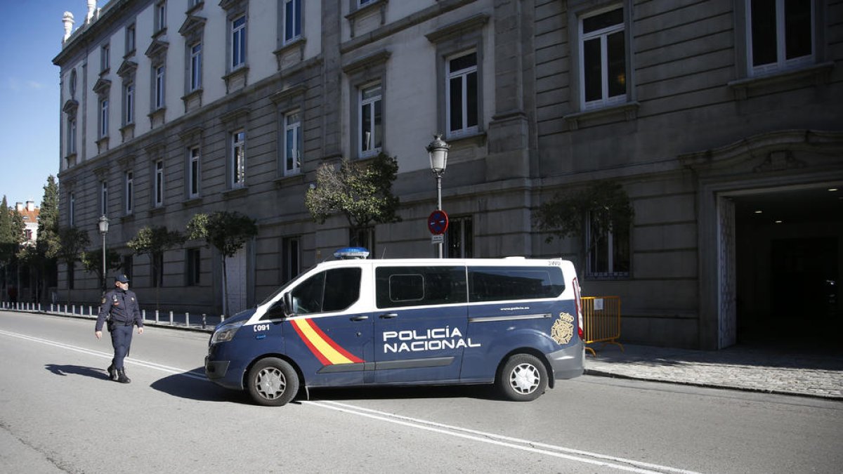 Llegada de la furgoneta de la policía española que transporta los encarcelados al Tribunal Supremo.