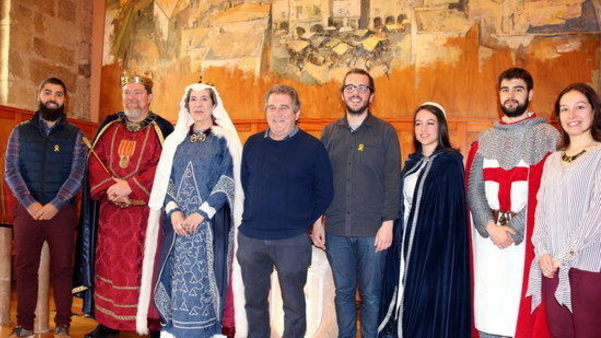 Foto de grupo de la familia real de la Leyenda de Sant Jordi, con el responsable de la organización de la fiesta, Joan López, y el alcalde y concejales de Montblanc, durante la presentación de la Semana Medieval.