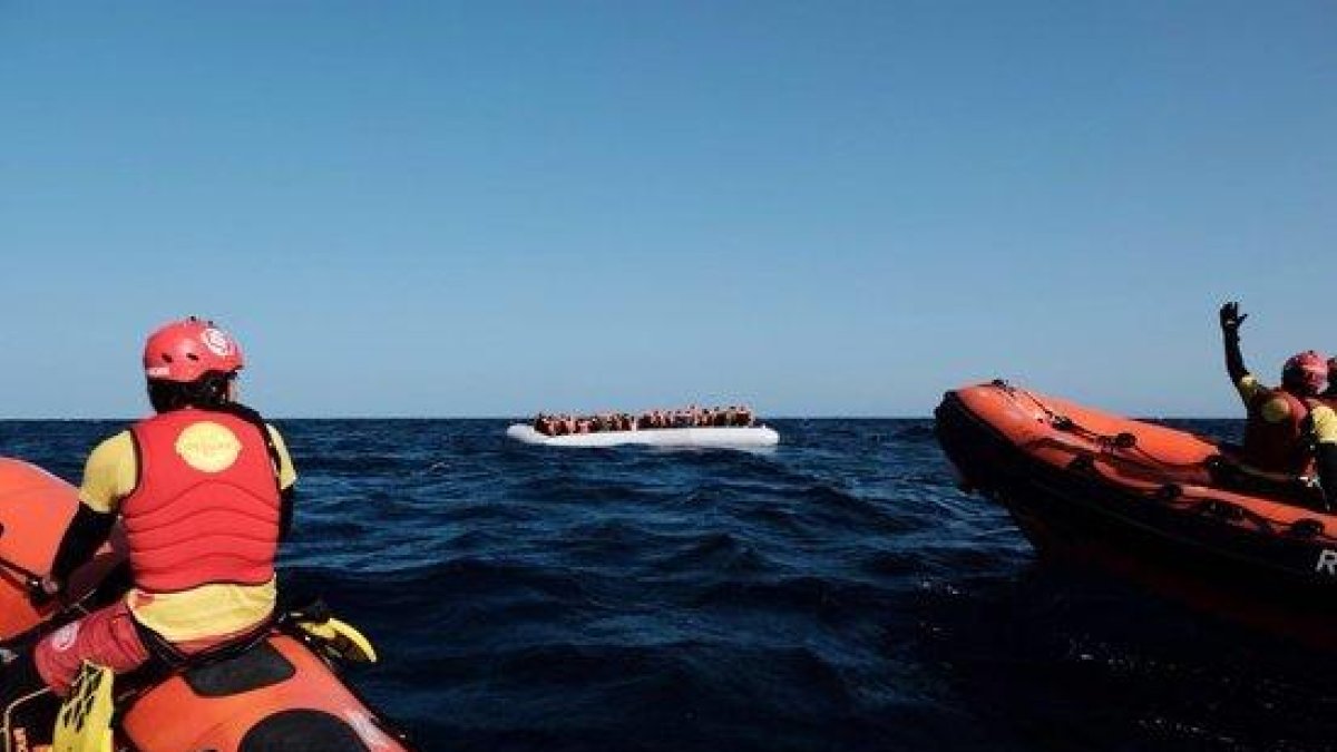 El equipo de Proactiva Open Arms realizando tareas de salvamento de refugiados en el Mediterráneo.