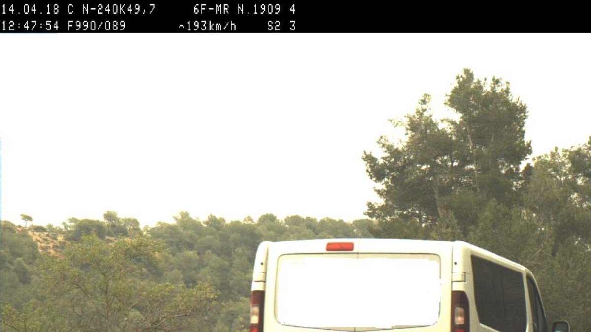 Imagen captada por los Mossos D'Esquadra en el control de velocidad en la N-240 en Tarrés donde se puede ver la furgoneta circulando a más de 190 kilómetros por hora, el 14 de abril de 2018