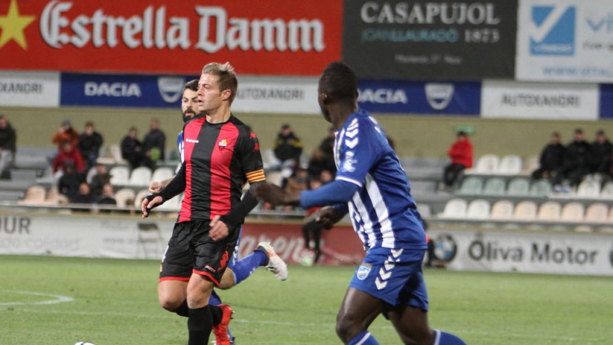 Jesús Olmo, durante una acción del CF Reus-Lorca disputado en el Estadi Municipal de Reus esta temporada.