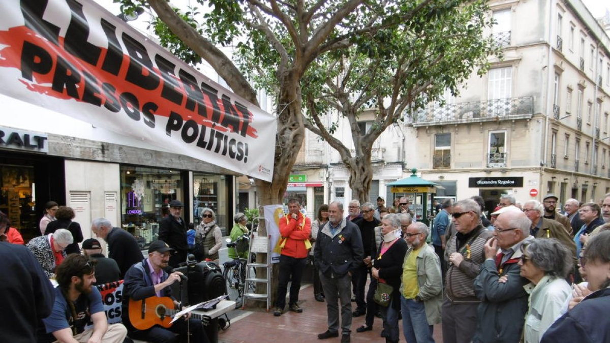 Cada dissabte hi ha un acte reivindicatiu amb actuacions musicals.