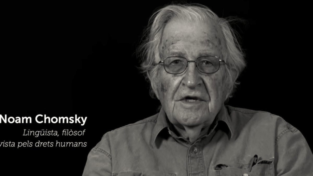 El lingüista y filósofo Noam Chomsky, entre otras personalidades internacionales, pide «justicia y libertad» en el vídeo de Òmnium.