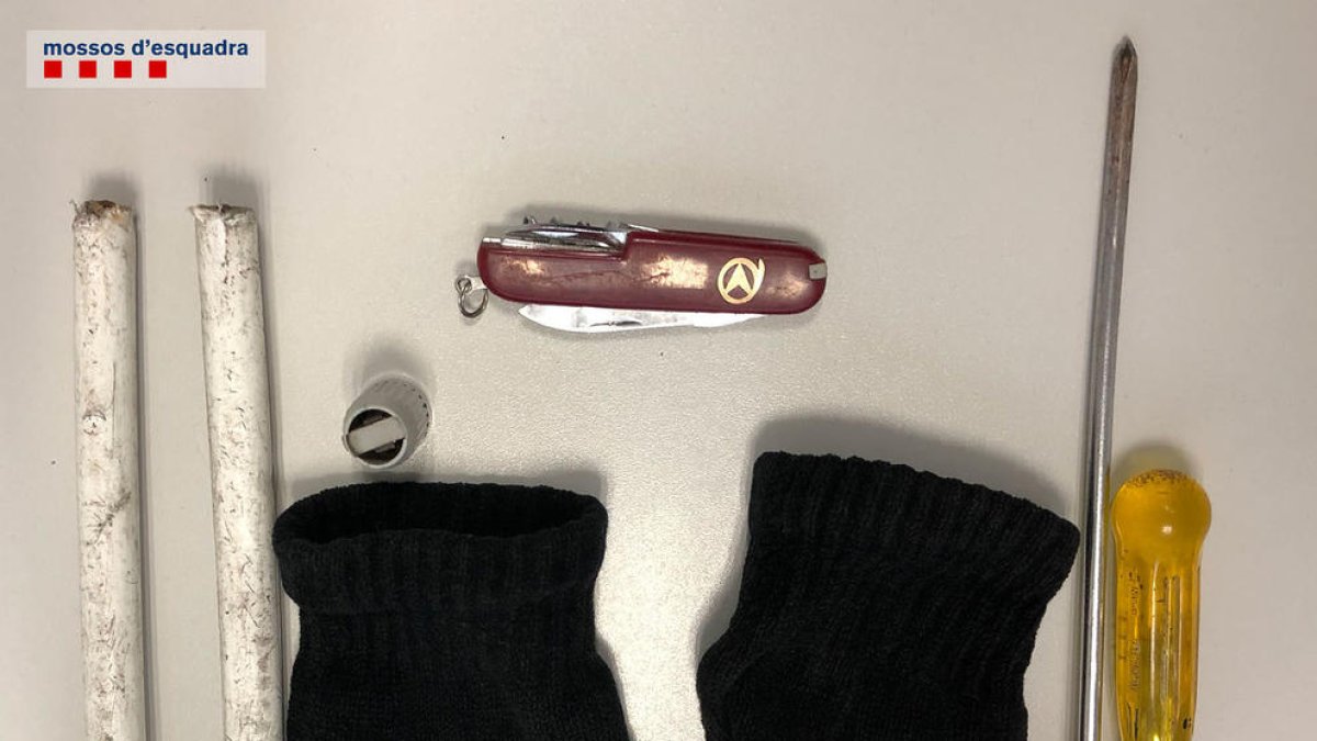 Pla detall dels guants negres i eines que duia a sobre el lladre que va robar dins d'un vehicle estacionat a l'aparcament de la cooperativa de Valls. Imatge publicada el 16 d'abril del 2018