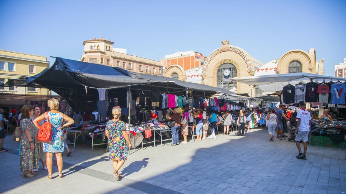 Los marchantes ven menos turistas desde que el mercadet se trasladó a Corsini y sus alrededores.