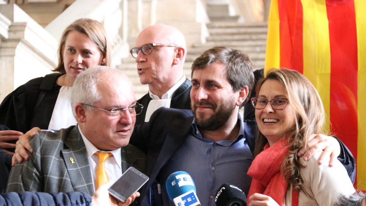 Los consellers cesados por el 155 Lluís Puig, Toni Comín y Meritxell Serret después de conocer la decisión del juez belga.