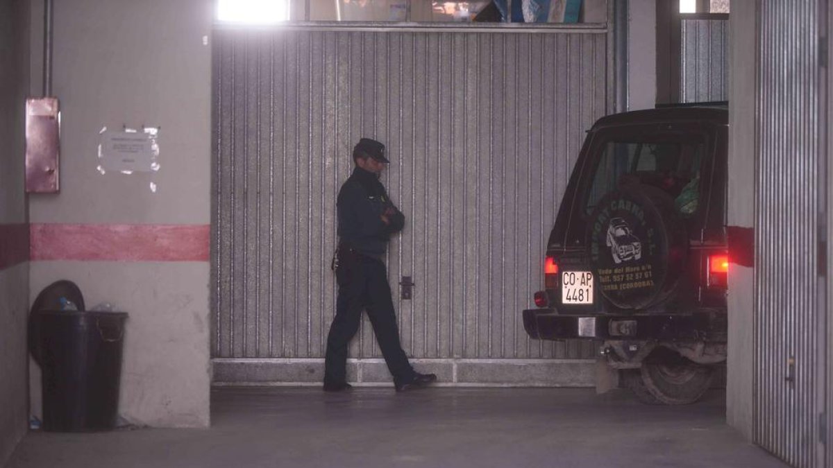 Imagen de los agentes en el interior del parking donde fueron encontrados los cadáveres.
