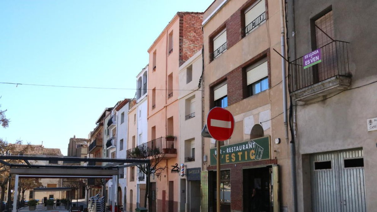 Pla general d'una casa amb un cartell de lloguer i/o venda a l'Espluga de Francolí.