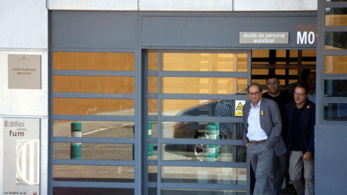 El presidente de la Generalitat, Quim Torra, saliendo del centro penitenciario de Mas d'Enric, al Catllar, después de visitar a la expresidenta del Parlament, Carme Forcadell.