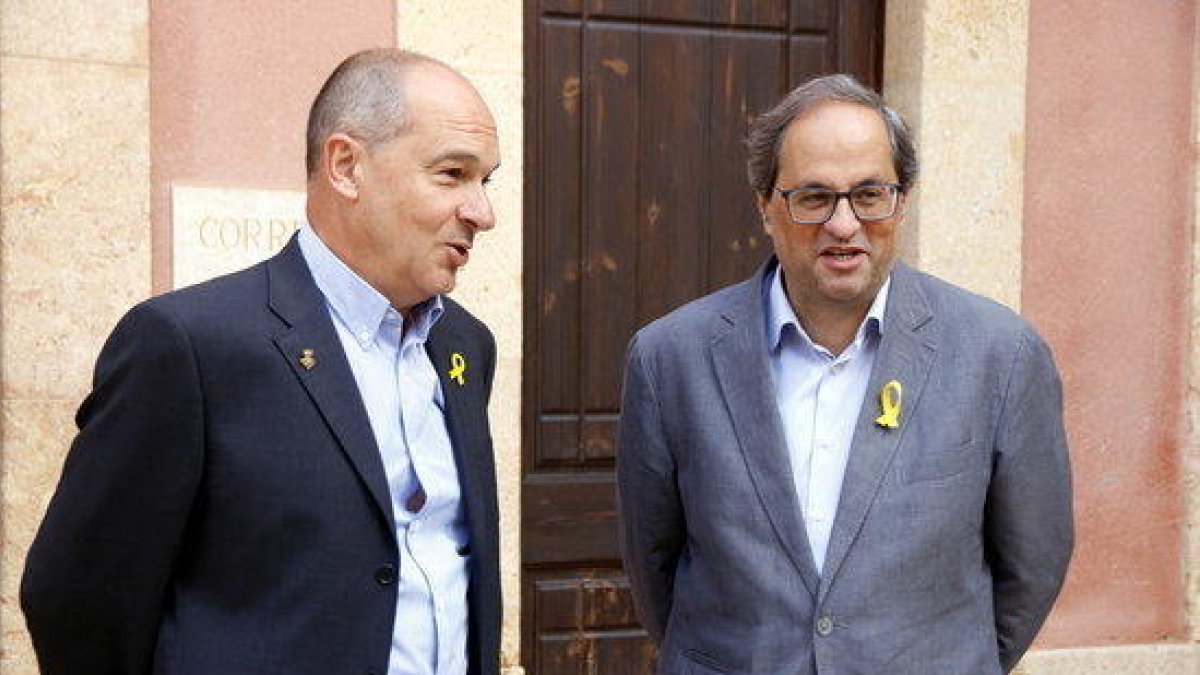 Plano medio del presidente de la Generalitat, Quim Torra, con el alcalde del Catllar, Joan Morlà, antes de visitar el Ayuntamiento.
