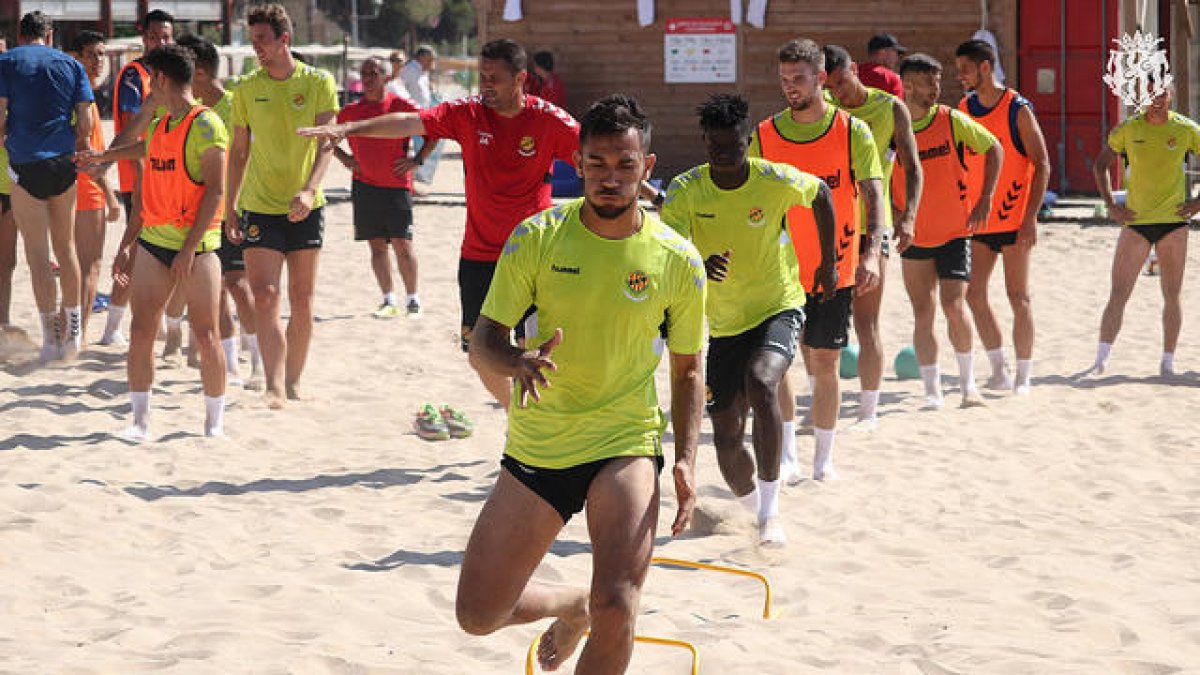 Los jugadores granas se han entrenado en la playa de la Arrabassada.