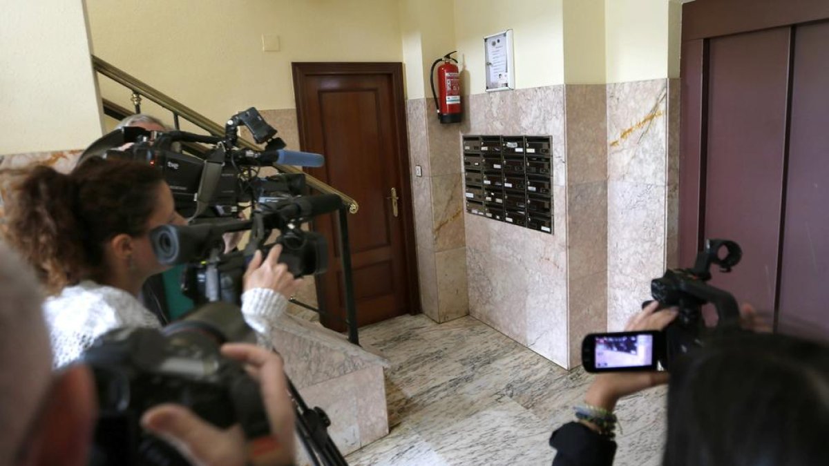 Imagen de los periodistas en el portal del edificio donde han tenido lugar los hechos.