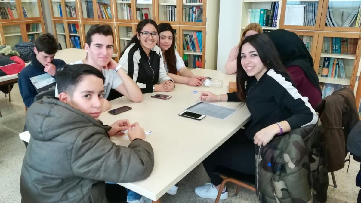 Els alumnes de l'Institut Comte de Rius en una jornada dedicada al Dia Mundial de la poesia.