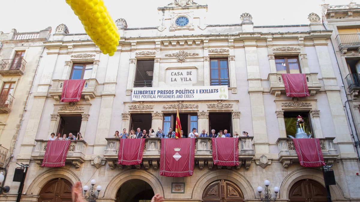 Centenars de vallencs i vallenques a la Plaça del Blat.