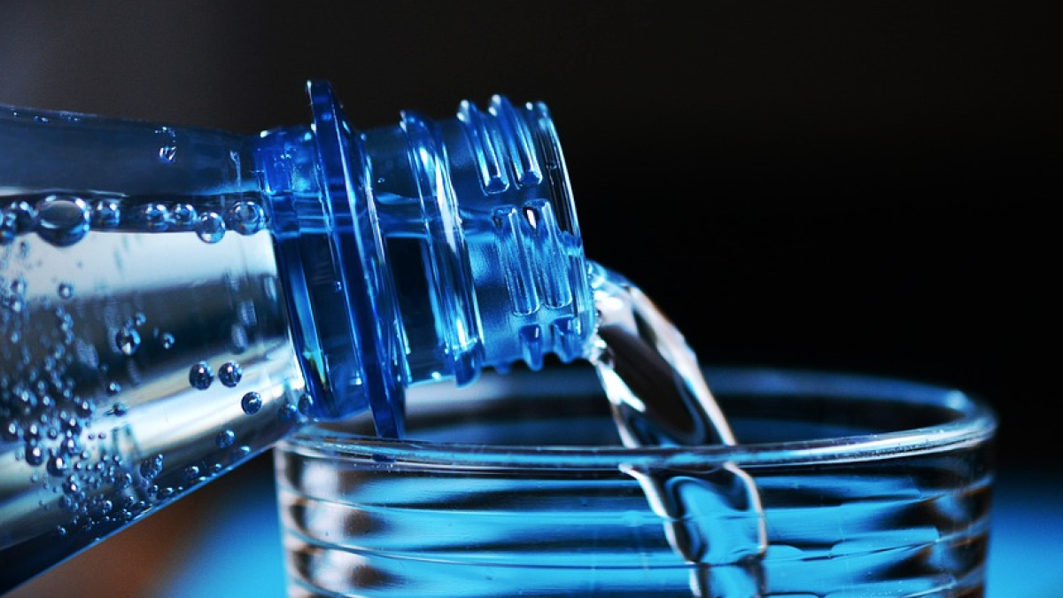 Imagen de archivo de una botella de agua.
