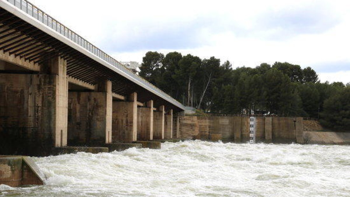 Plano general de las compuertas desembalsando el agua del Ebro en el pantano de Flix.