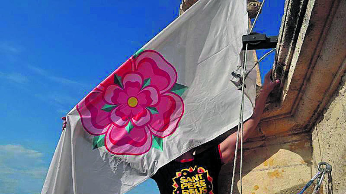 Imatge d'arxiu d'una hissada de la bandera al capdamunt del Campanar.