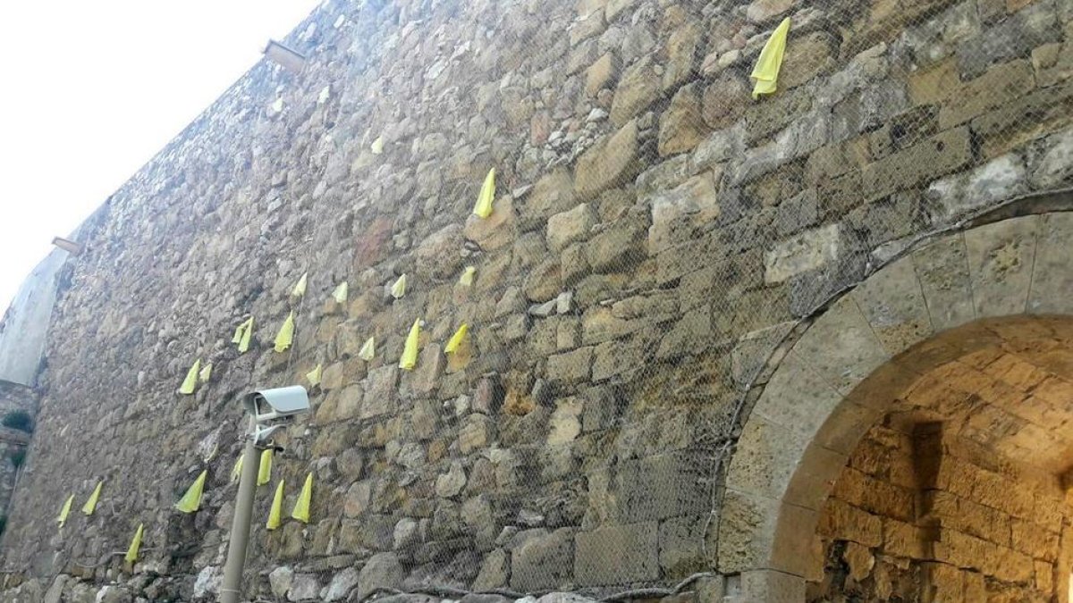 Imagen de los lazos amarillos colocados en la Muralla de Tarragona.
