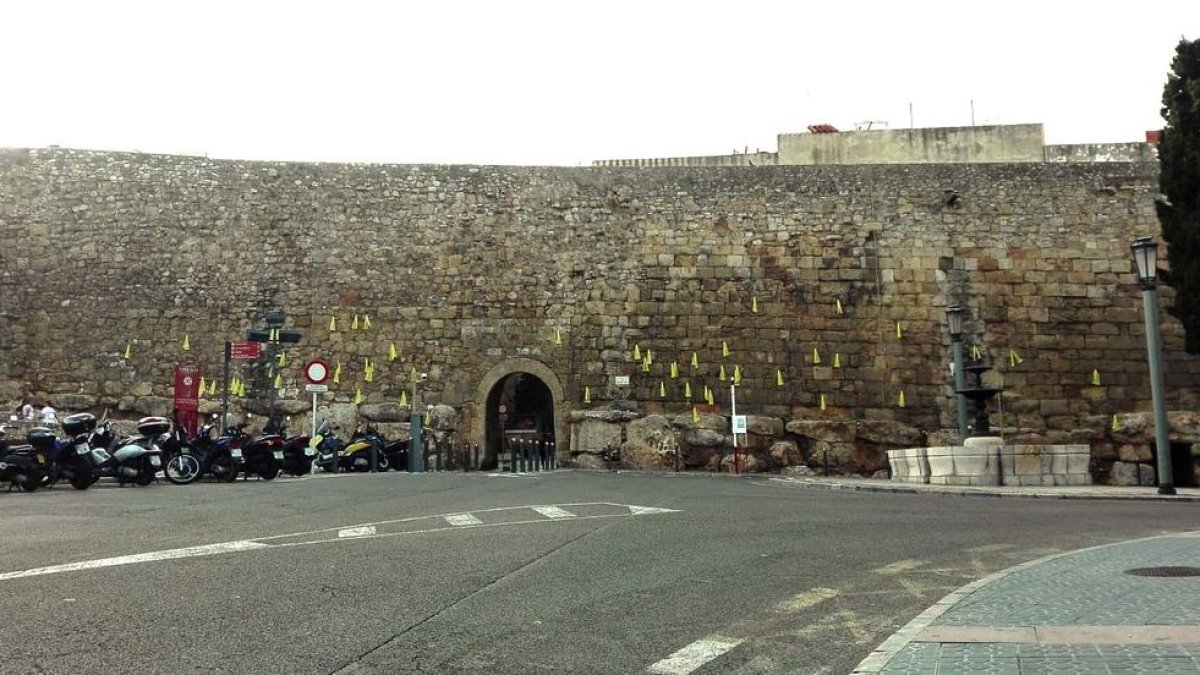 Imagen de los lazos amarillos en la Muralla, este martes 28 de agosto.