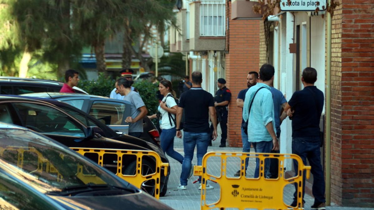 Final del cacheo de los Mossos en el domicilio donde vivía el atacante en la comisaría de Cornellà de Llobregat.