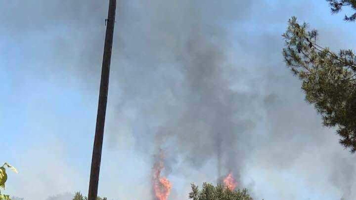 Imagen del incendio que ha tenido lugar en un descampado de Sant Pere i Sant Pau.