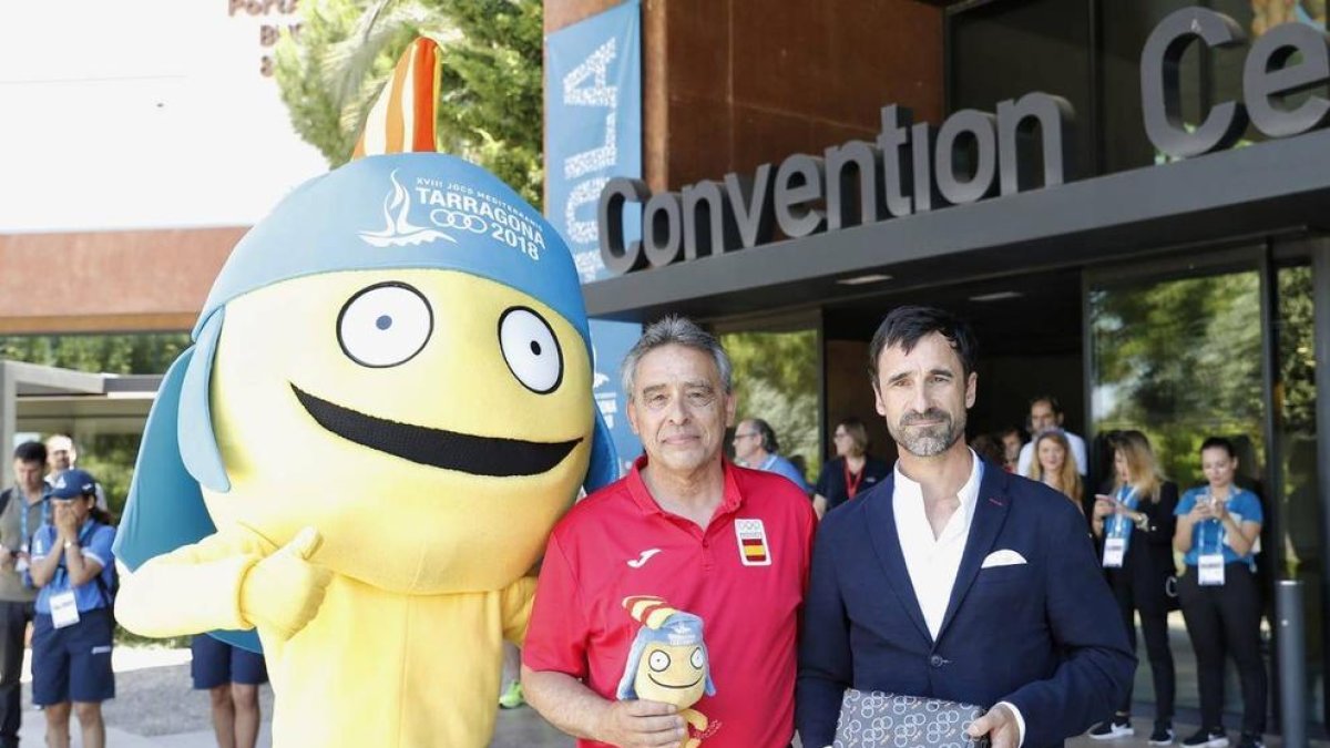 El director d'Esports del Comitè Olímpic Espanyol, Ricardo Leiva, amb García Bragado amb un toro simbòlic després d'escoltar l'himne nacional.