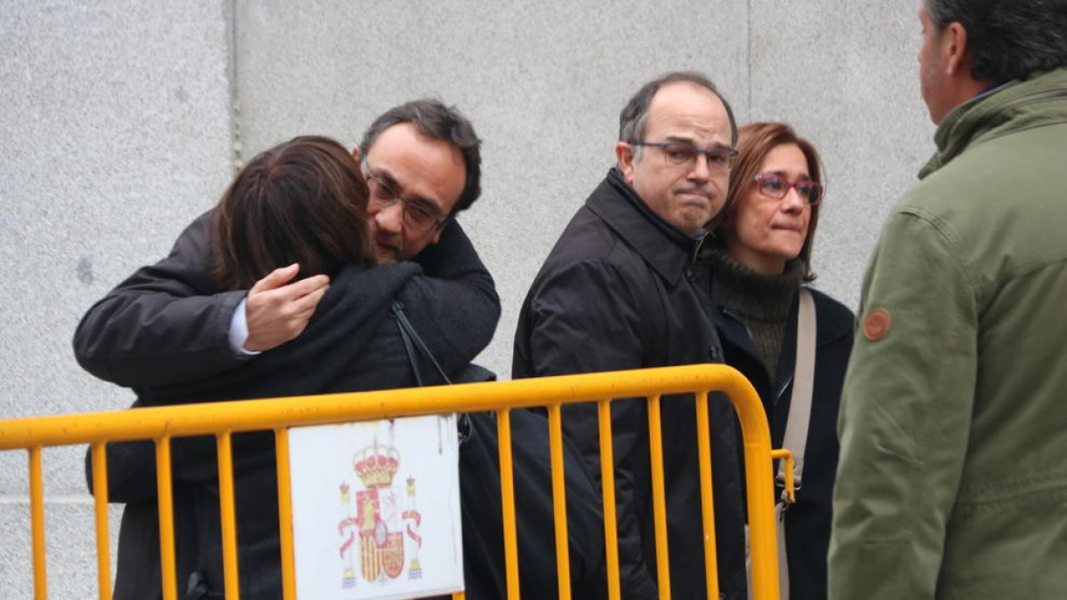 Els diputats Josep Rull i Jordi Turull s'acomiaden de les seves parelles abans d'assistir al Tribunal Suprem.