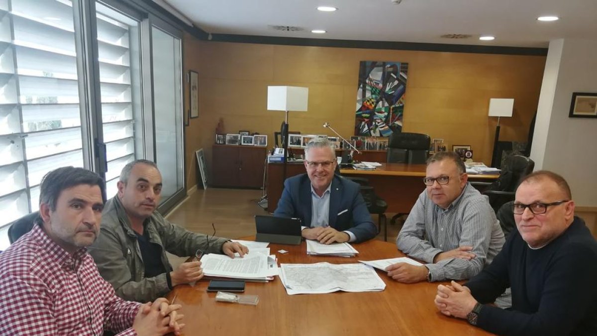 Imagen de la reunión del alcalde de Salou, Pere Granados, y representantes de UGT Sindicat Ferroviari en Tarragona.