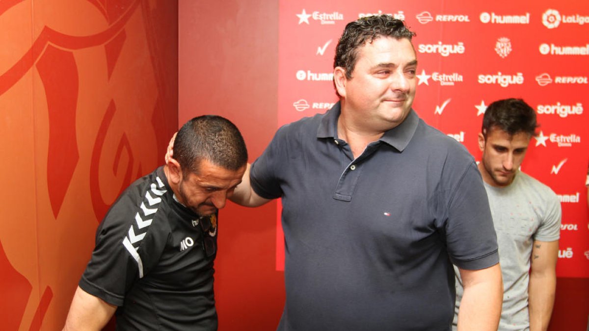 Emilio Viqueira, durant el seu adéu, al costat de Manolo Oliva, entrenador de porters del Nàstic.