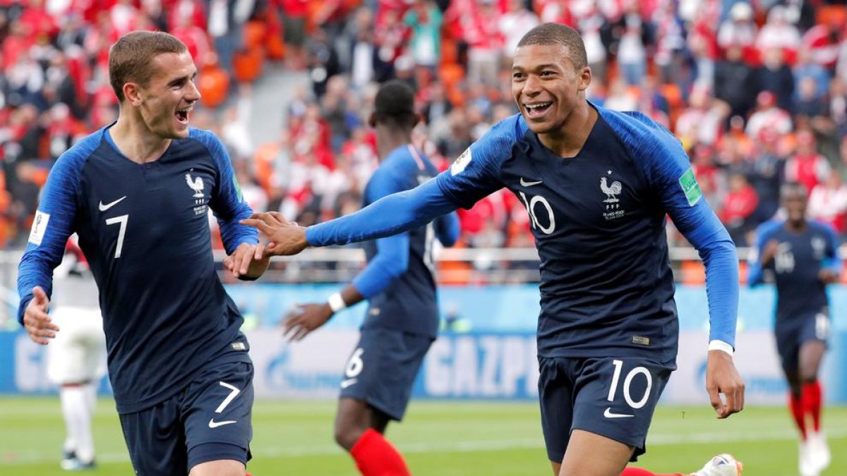 El delantero francés Kylian Mbappé celebra con Antoine Griezmann el gol contra Perú.