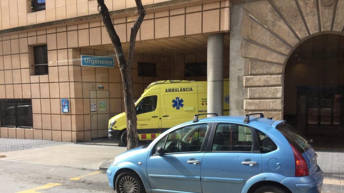 Imagen de una ambulancia en el Hospital de Santa Tecla de Tarragona.