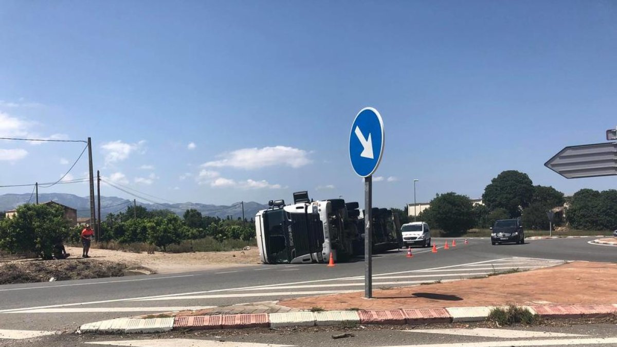 Una camión pleno de pienso ha volcado en la rotonda de los nudos de Tortosa.
