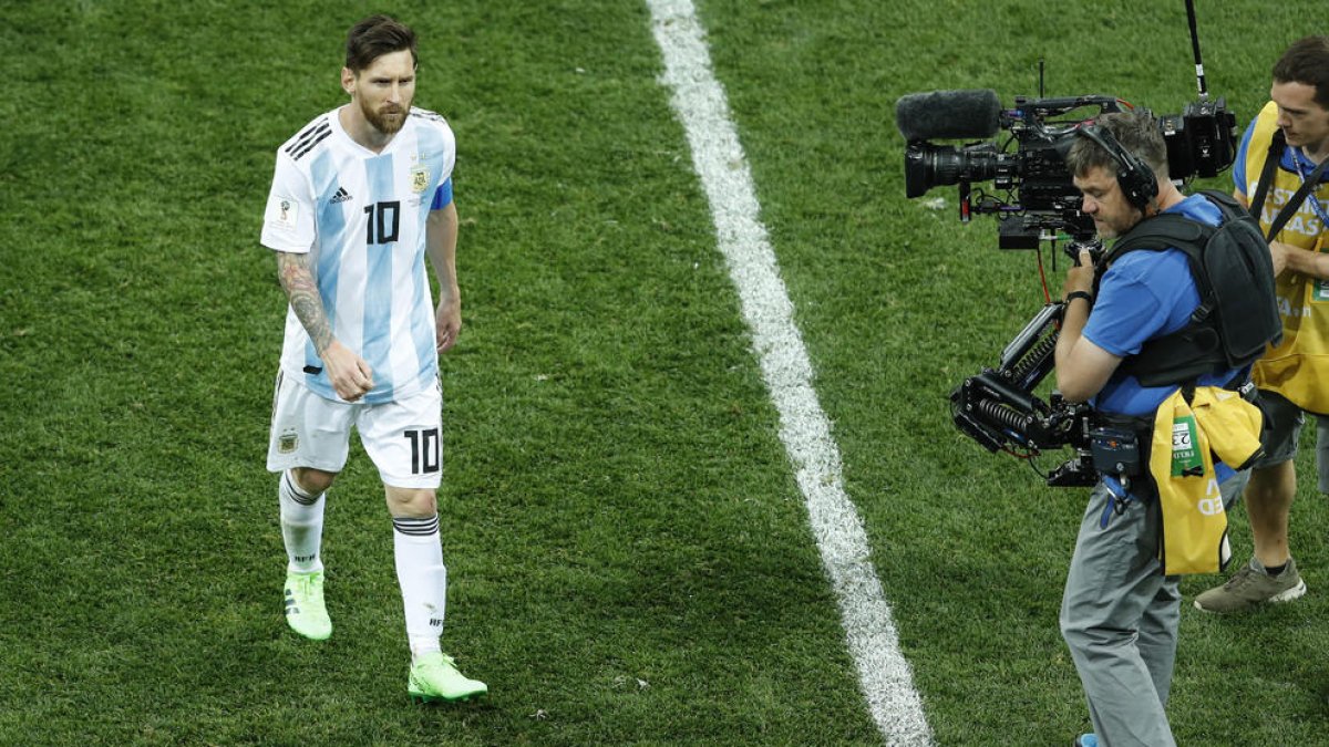 Leo Messi se marcha del campo visiblemente enfadado.