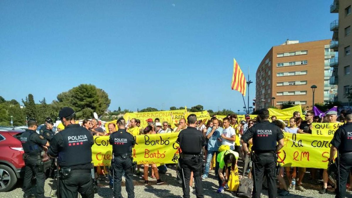 Manifestantes convocados por los CDR de Tarragona delante de un cordón policial al parking del Nou Estadi.