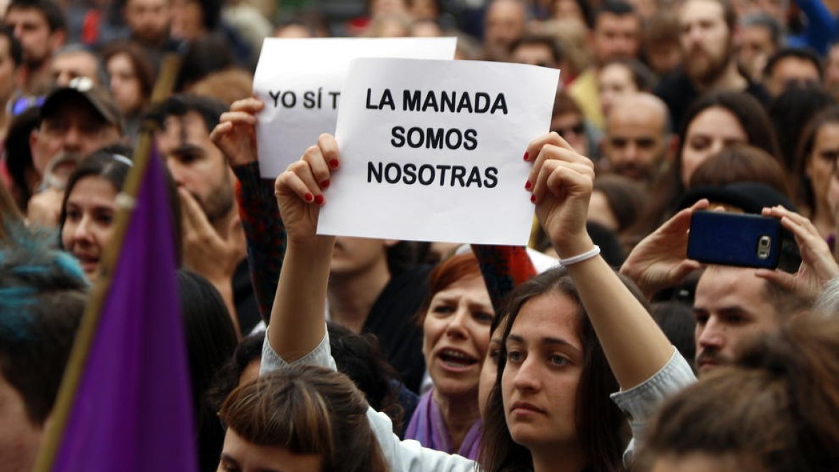 Una chica con un cartel con el lema «La mandada somos nosotras».