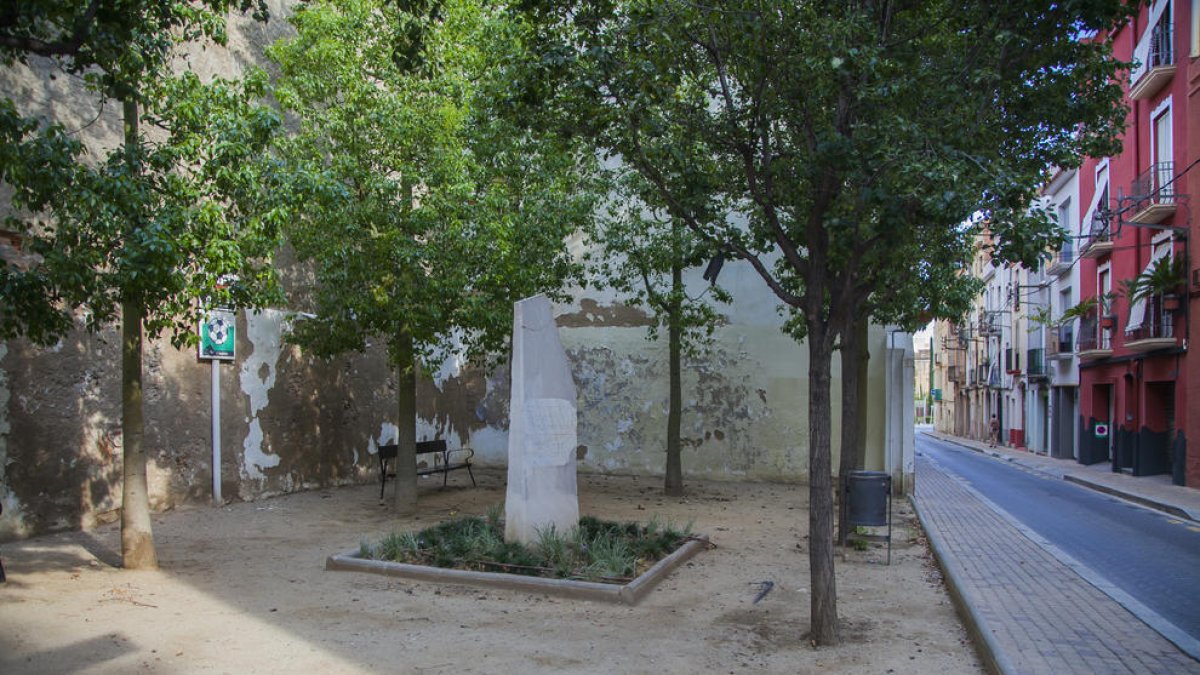La intervenció al barri del Carme consistirà en pavimentar la plaça i traslladar el monòlit.