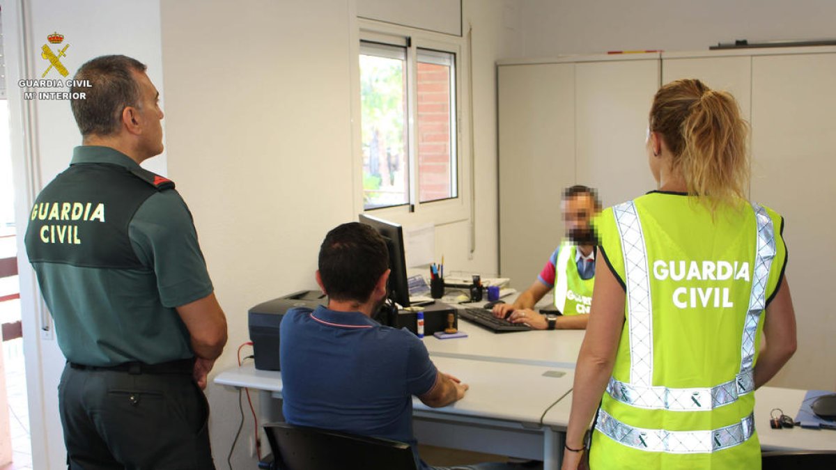 Los hombres detenidos son el amo del comercio de Valls y el encargado de este local.