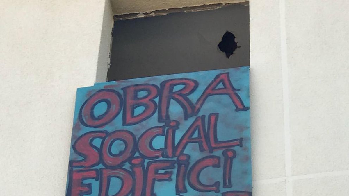 Cartel que han colocado les ocupas en el edificio abandonado.