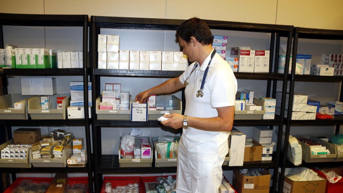 Un médico en el dispensario médico de la Villa Mediterránea de Tarragona 2018, en el Centro de Convenciones de PortAventura.