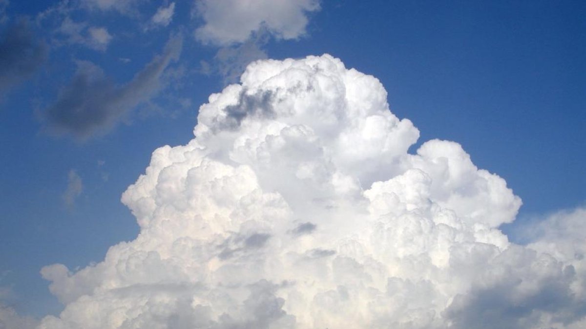 Las nubes predominarán el fin de semana.