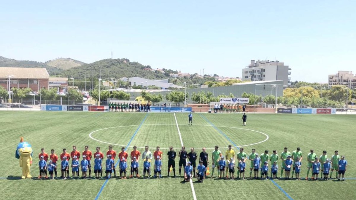 Los combinados de España y Argelia al inicio del encuentro disputado en Calafell.