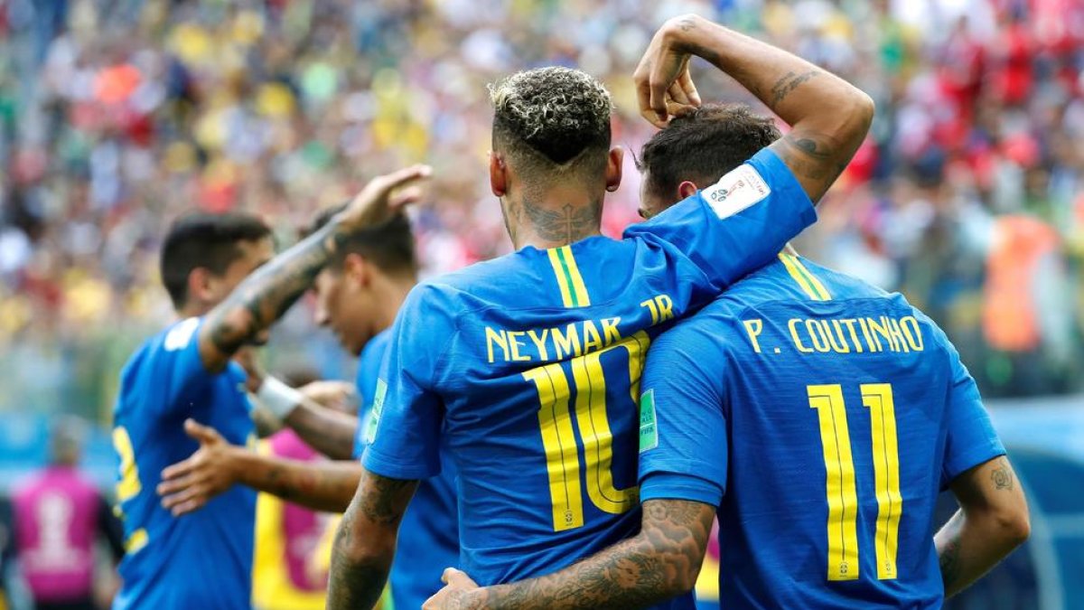 Coutinho y Neymar celebrando el primer gol contra Costa Rica.