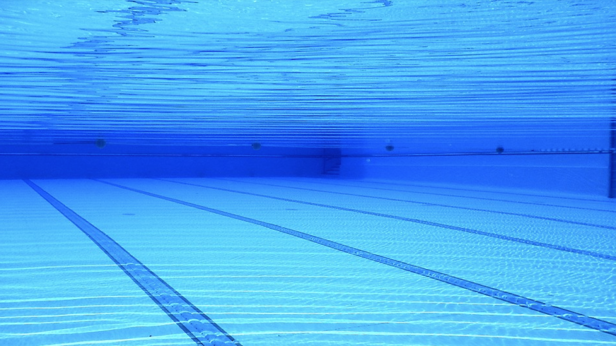 Imagen de archivo de una piscina exterior.
