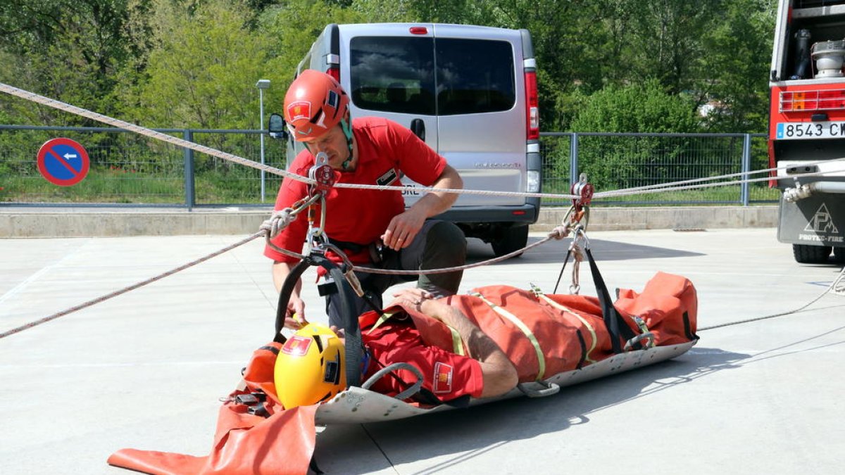 Una simulació de rescat per part d'efectius del GRAE d'Olot