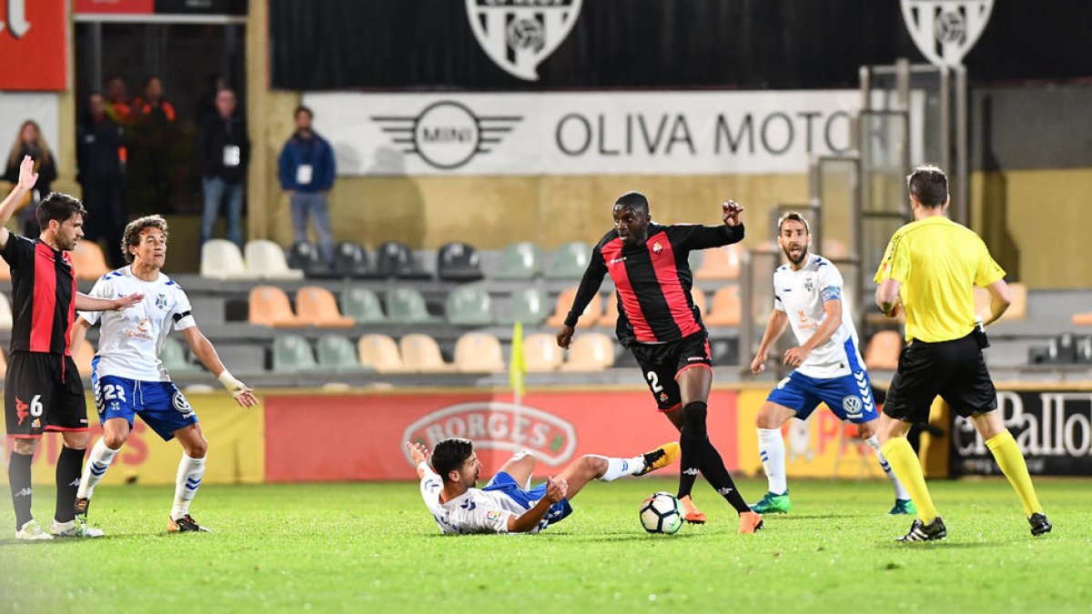 Karim Yoda, durant el partit del CF Reus contra el Tenerife a l'Estadi.