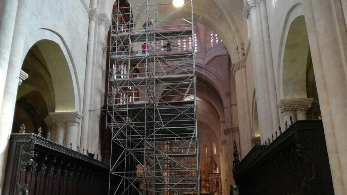 Aspecto que ofrecía el jueves el andamio colocado en la Catedral.